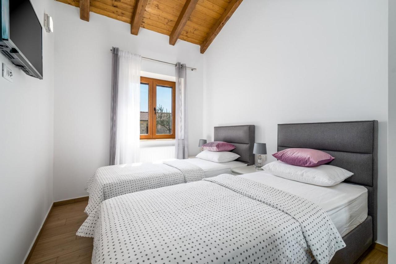Bogatić New! Promina Luxury Villa With 72Sqm Heated Pool, Jacuzzi, Infrared Sauna, Tennis Court, Media Room מראה חיצוני תמונה